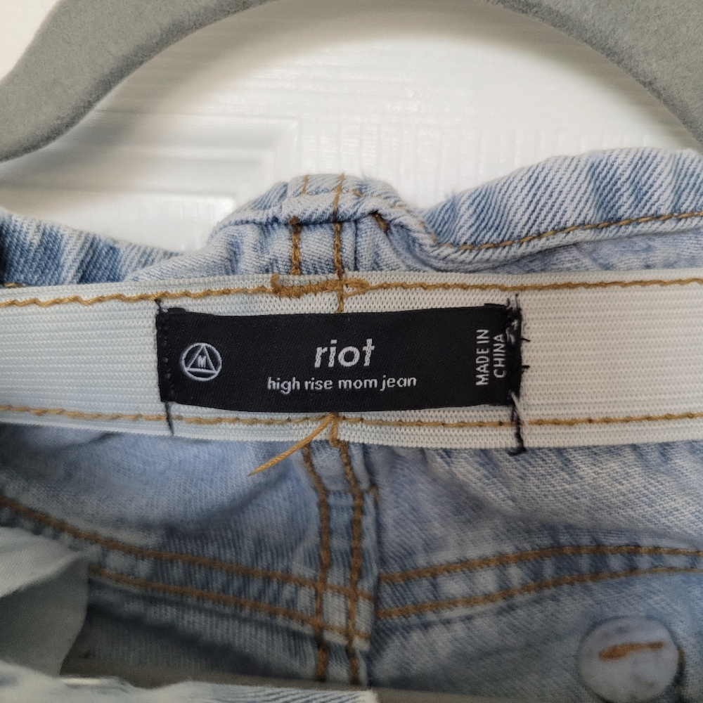 Misguided Riot High Rise Mom Jeans, Size 4 - Picture 4 of 4